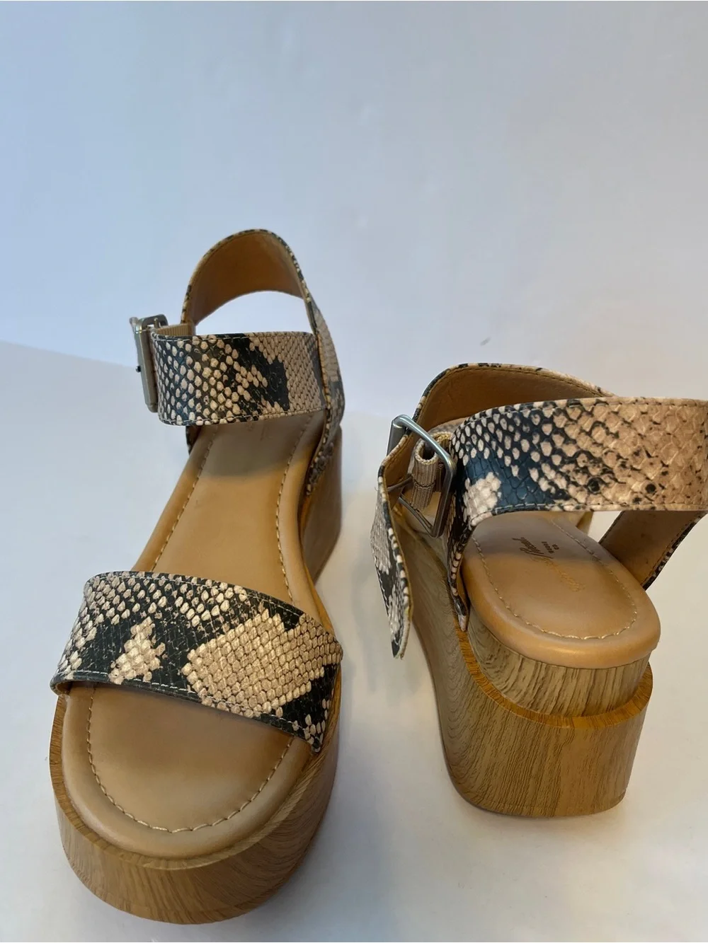Universal Thread Snake print Platform Sandals size 6.5 with Wood-Effect Sole